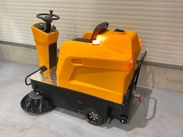 Jcb - 2025 - b4 - zelfrijdende opzitveegmachine - afbeelding 4 van  30