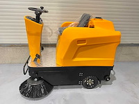 Jcb - 2025 - b4 - zelfrijdende opzitveegmachine - afbeelding 24 van  30
