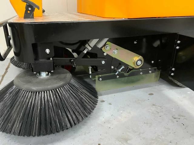 Jcb - b4 - zelfrijdende veegmachine - afbeelding 8 van  19