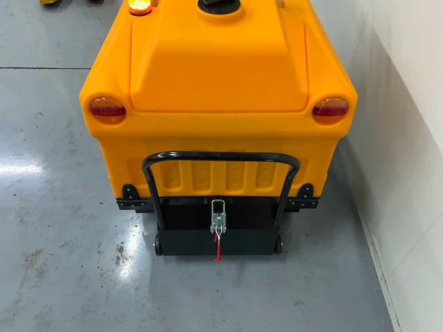 Jcb - b4 - zelfrijdende veegmachine - afbeelding 14 van  19