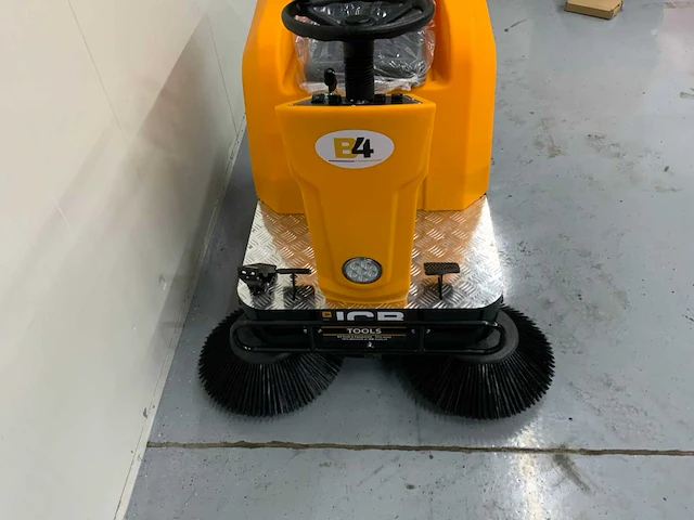 Jcb - b4 - zelfrijdende veegmachine - afbeelding 15 van  19
