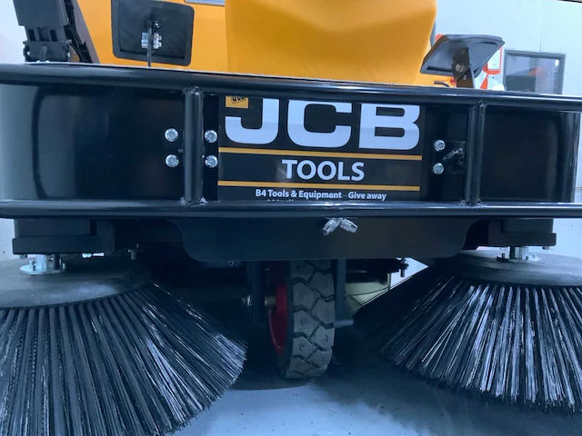 Jcb - b4 - zelfrijdende veegmachine - afbeelding 16 van  19