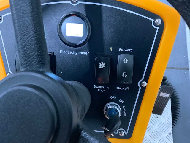 Jcb - b4 - zelfrijdende veegmachine - afbeelding 16 van  17