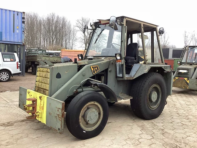 Jcb tweewielaangedreven landbouwtractor - afbeelding 1 van  11