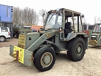 Jcb tweewielaangedreven landbouwtractor - afbeelding 1 van  11
