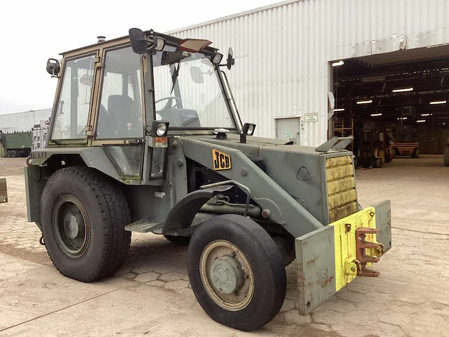 Jcb tweewielaangedreven landbouwtractor - afbeelding 2 van  11