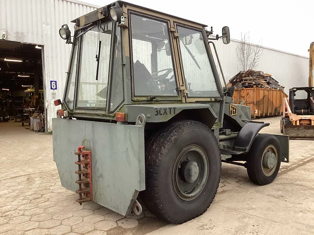 Jcb tweewielaangedreven landbouwtractor - afbeelding 3 van  11