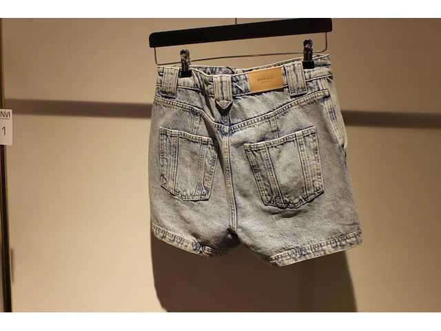 Jeans short hommage, maat 27. winkelprijs € 119,99 - afbeelding 2 van  2