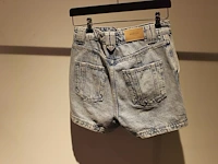 Jeans short hommage, maat 27. winkelprijs € 119,99 - afbeelding 2 van  2