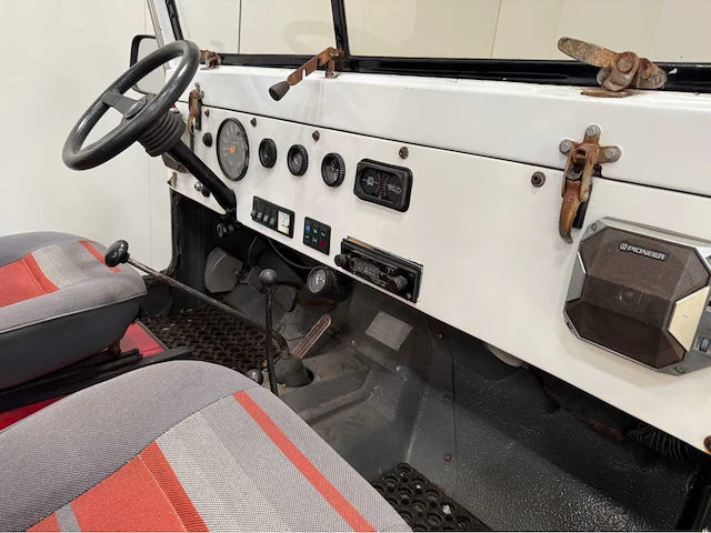 Jeep - willys - 4x4 - oldtimer - 1958 - afbeelding 15 van  34