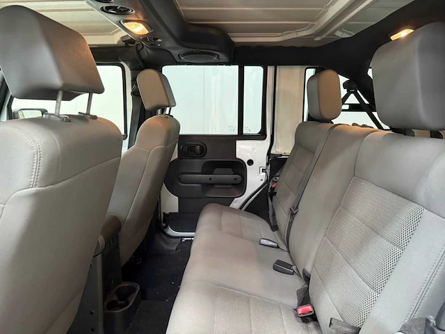 Jeep - wrangler unlimited - 3.8 v6 - personenauto - 2009 - afbeelding 16 van  36