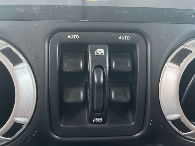 Jeep wrangler unlimited 2.8 crd sahara 2011 | t-869-db - afbeelding 22 van  25