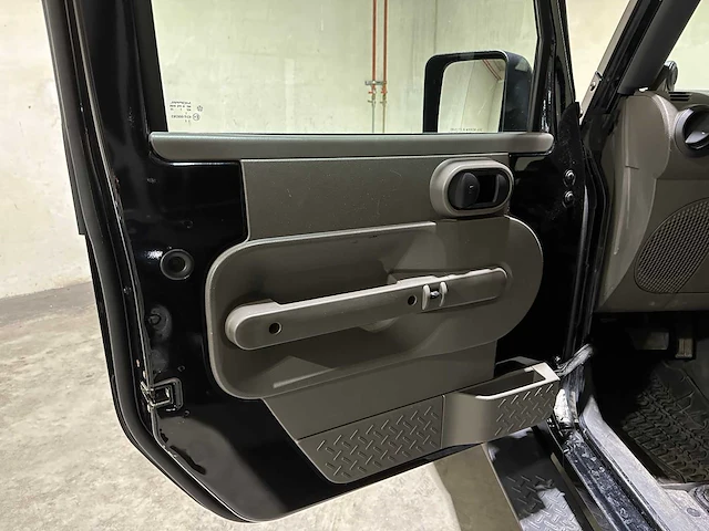 Jeep wrangler unlimited 3.8 sahara 199pk 2007, 45-nhz-8 youngtimer - afbeelding 17 van  37