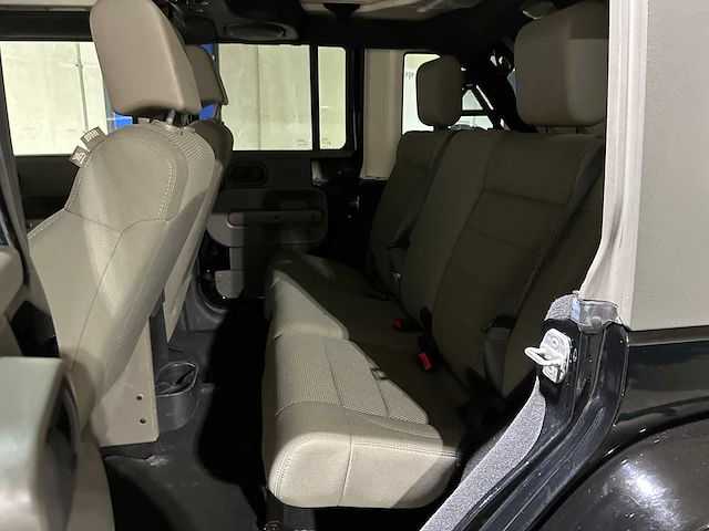 Jeep wrangler unlimited 3.8 sahara 199pk 2007, 45-nhz-8 youngtimer - afbeelding 20 van  37