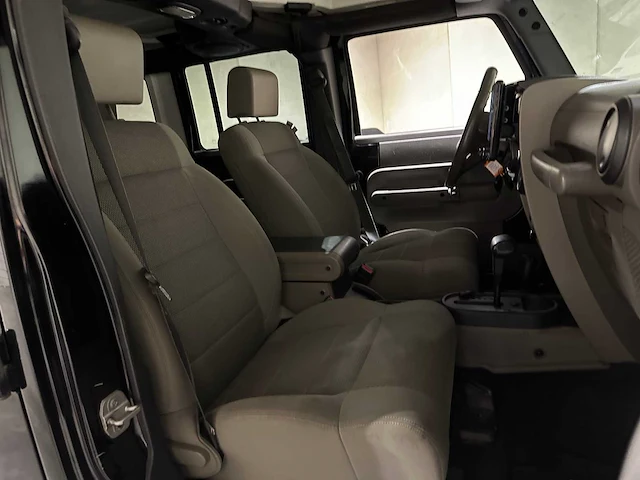 Jeep wrangler unlimited 3.8 sahara 199pk 2007, 45-nhz-8 youngtimer - afbeelding 28 van  37