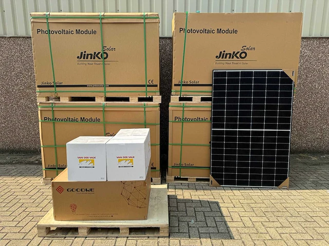 Jinko - set van 144 zonnepanelen (420 wp) en 1 goodwe 60k omvormer (totaal 60.480 wp) - afbeelding 1 van  12