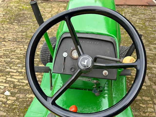 John deere - 1977 - 210 - oldtimer tractor - afbeelding 7 van  12