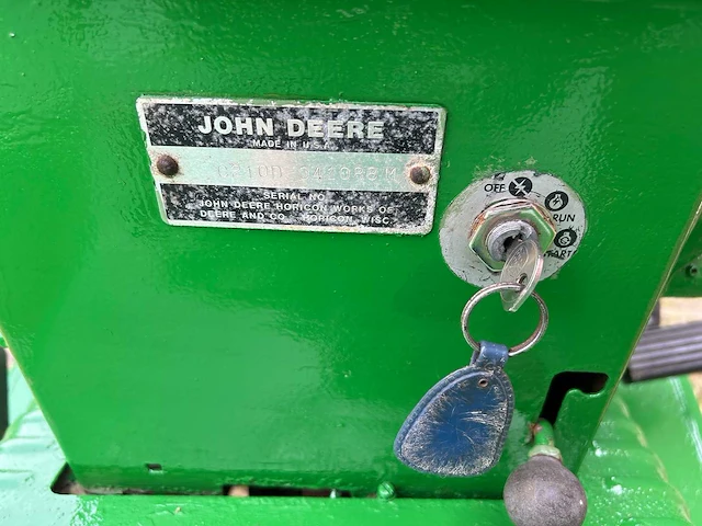 John deere - 1977 - 210 - oldtimer tractor - afbeelding 8 van  12