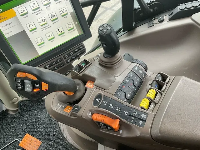 John deere - 6215r ultimate command pro - vierwielaangedreven landbouwtractor - afbeelding 30 van  41