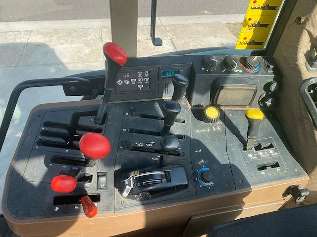 John deere - 6600 - vierwielaangedreven landbouwtractor - afbeelding 11 van  24