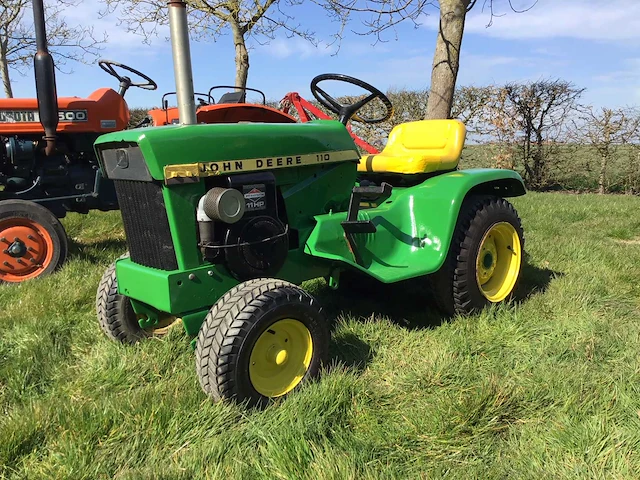 John deere 110 oldtimer tractor - afbeelding 1 van  12