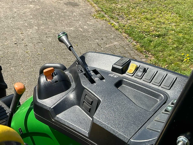 John deere 5050e vierwielaangedreven landbouwtractor - afbeelding 11 van  22