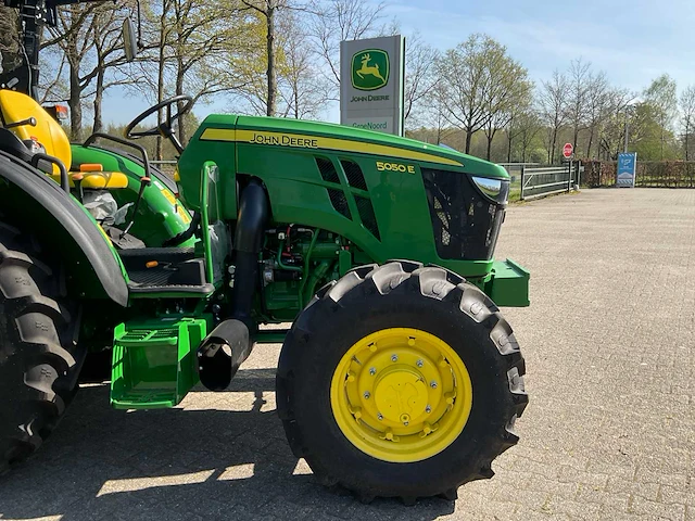 John deere 5050e vierwielaangedreven landbouwtractor - afbeelding 22 van  22