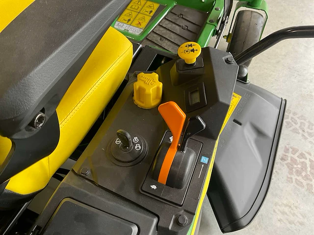 John deere z320r zero turn zitmaaier - afbeelding 16 van  17