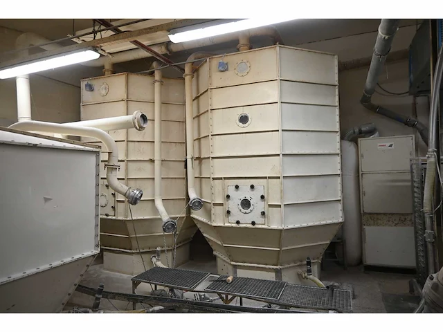 Jongerius 3-delige silo-opstelling met opvoermotoren en bedieningscomputer - afbeelding 1 van  7