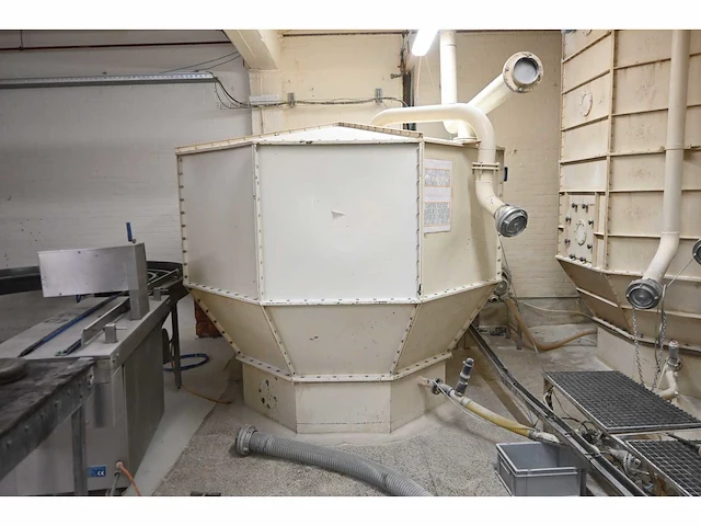 Jongerius 3-delige silo-opstelling met opvoermotoren en bedieningscomputer - afbeelding 4 van  7