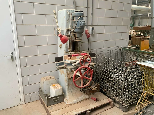 Jonsereds vierkante gaten steekmachine - afbeelding 1 van  6