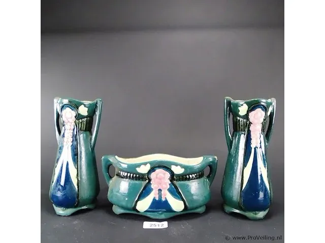 Jugendstil cache-pot met 2 flankeren vazen - afbeelding 1 van  5
