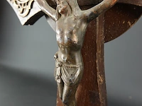 Jugendstil staande houten crucifix met bronzen corpus en versiering - afbeelding 4 van  5