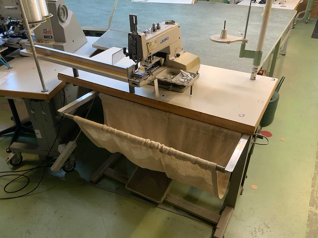 Juki mb-373 naaimachine - afbeelding 1 van  5