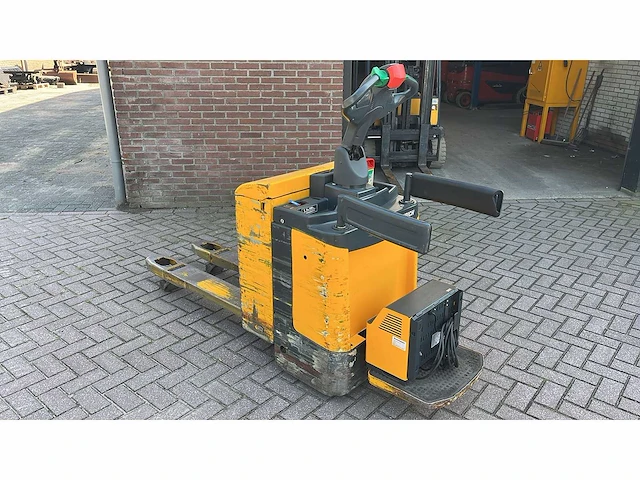 Jungheinrich - 2012 - ere 120 - elektrische palletwagen - afbeelding 2 van  7