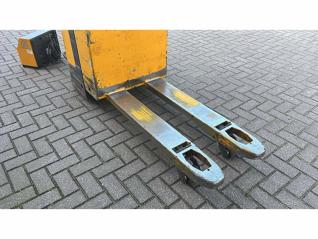Jungheinrich - 2012 - ere 120 - elektrische palletwagen - afbeelding 4 van  7