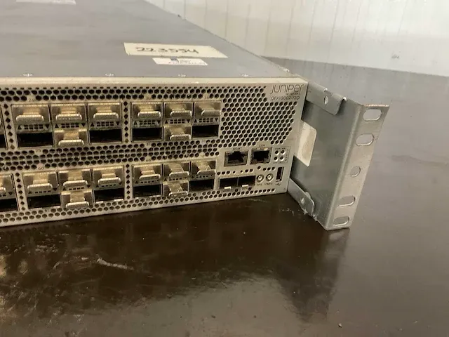 Juniper networks qfx100002-72q 2u switch - afbeelding 4 van  7