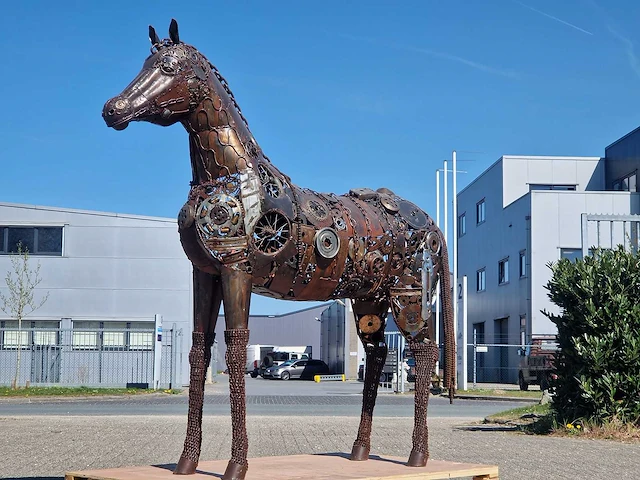 Junk-art tuinbeeld paard - afbeelding 8 van  9