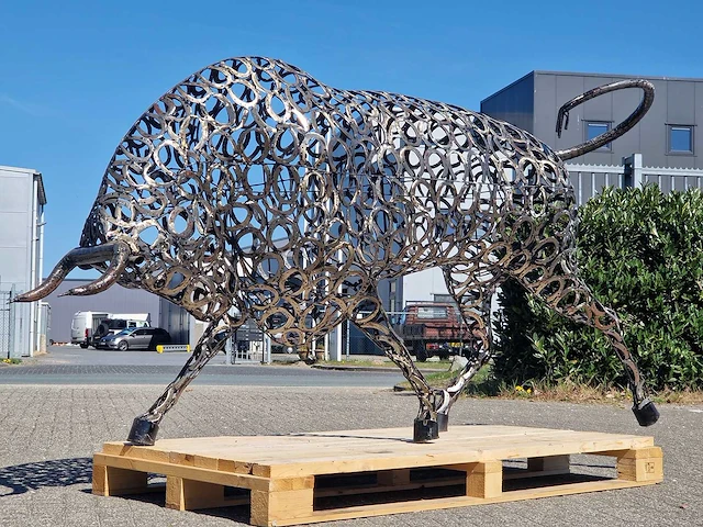 Junk-art tuinbeeld stier - afbeelding 1 van  7