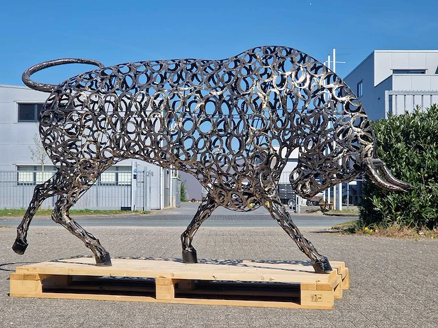 Junk-art tuinbeeld stier - afbeelding 2 van  7