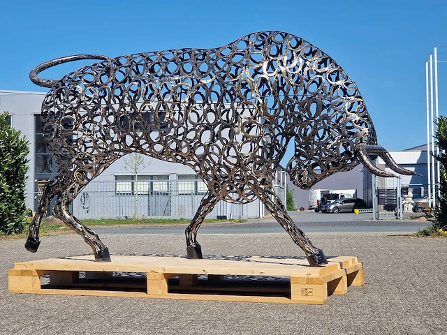 Junk-art tuinbeeld stier - afbeelding 3 van  7