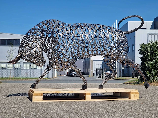 Junk-art tuinbeeld stier - afbeelding 6 van  7