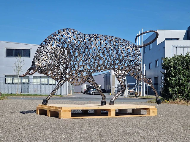 Junk-art tuinbeeld stier - afbeelding 7 van  7