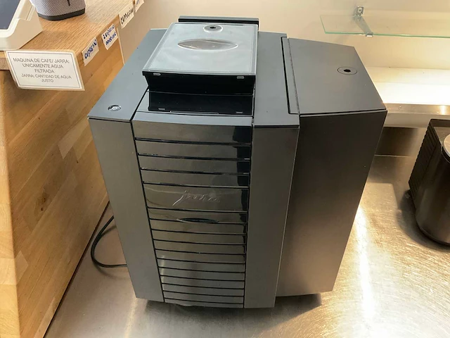 Jura x8 koffiemachine met melkopschuimer - afbeelding 2 van  11