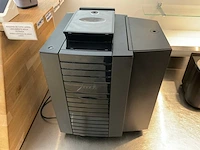 Jura x8 koffiemachine met melkopschuimer - afbeelding 2 van  11