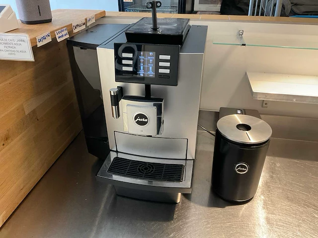 Jura x8 koffiemachine met melkopschuimer - afbeelding 1 van  11