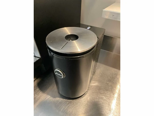 Jura x8 koffiemachine met melkopschuimer - afbeelding 7 van  11