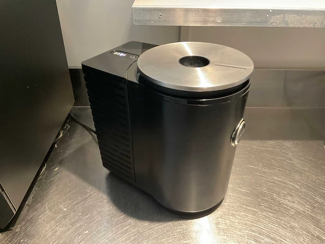 Jura x8 koffiemachine met melkopschuimer - afbeelding 9 van  11