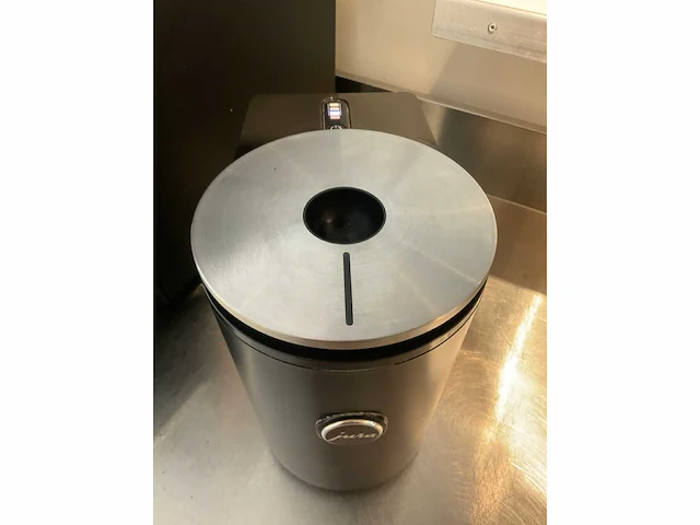 Jura x8 koffiemachine met melkopschuimer - afbeelding 11 van  11