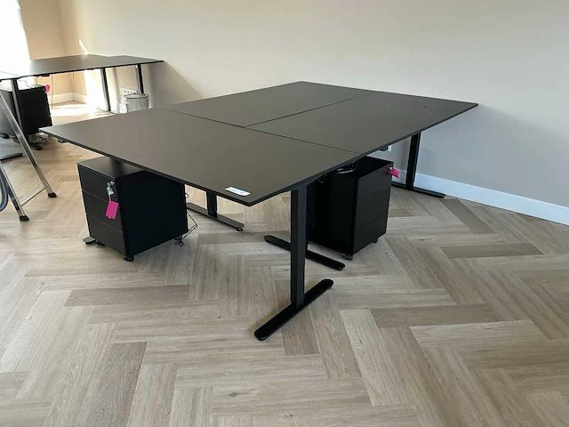 Jysk svaneke electrisch verstelbaar bureau (3x) - afbeelding 1 van  4